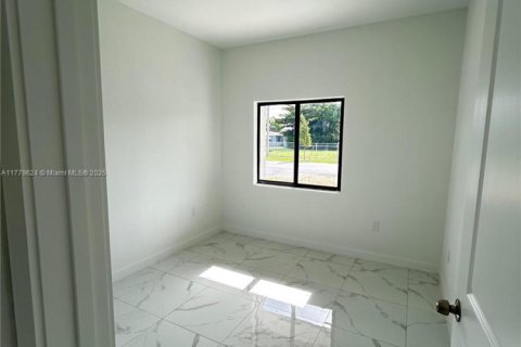 House in Miami, Florida 4 bedrooms, 130.06 sq.m. № 1890190 - photo 17