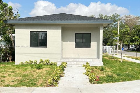 House in Miami, Florida 4 bedrooms, 130.06 sq.m. № 1890190 - photo 1
