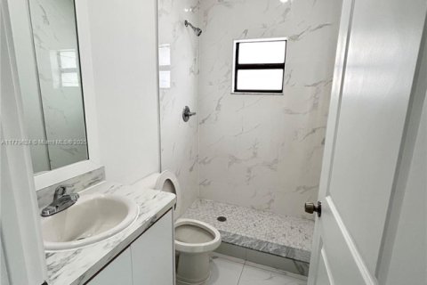 House in Miami, Florida 4 bedrooms, 130.06 sq.m. № 1890190 - photo 14
