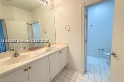 Villa ou maison à louer à Miami, Floride: 4 chambres, 282.98 m2 № 1968294 - photo 4