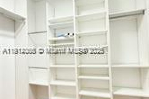 Villa ou maison à louer à Miami, Floride: 4 chambres, 282.98 m2 № 1968294 - photo 5