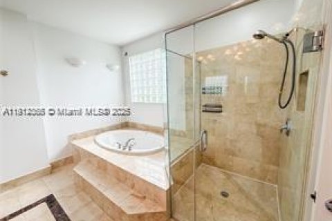 Villa ou maison à louer à Miami, Floride: 4 chambres, 282.98 m2 № 1968294 - photo 14