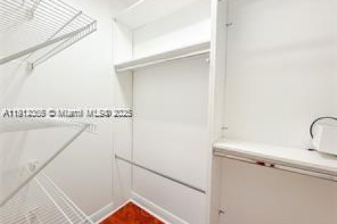 Villa ou maison à louer à Miami, Floride: 4 chambres, 282.98 m2 № 1968294 - photo 6