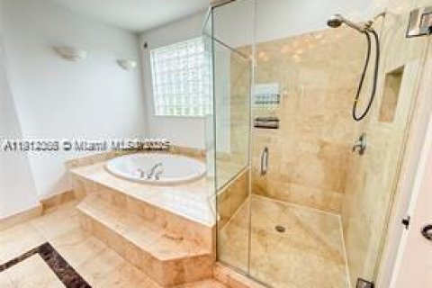 Villa ou maison à louer à Miami, Floride: 4 chambres, 282.98 m2 № 1968294 - photo 13