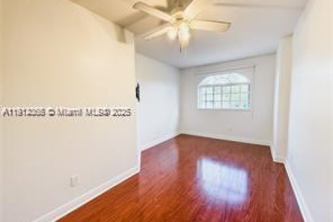 Villa ou maison à louer à Miami, Floride: 4 chambres, 282.98 m2 № 1968294 - photo 11