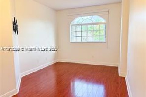 Villa ou maison à louer à Miami, Floride: 4 chambres, 282.98 m2 № 1968294 - photo 15