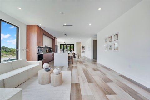 House in Hollywood, Florida 4 bedrooms, 188.59 sq.m. № 2189498 - photo 5