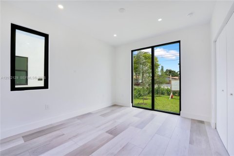House in Hollywood, Florida 4 bedrooms, 188.59 sq.m. № 2189498 - photo 17