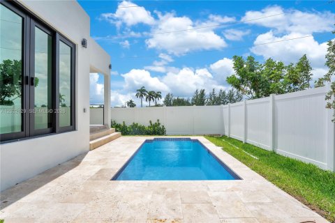 House in Hollywood, Florida 4 bedrooms, 188.59 sq.m. № 2189498 - photo 24