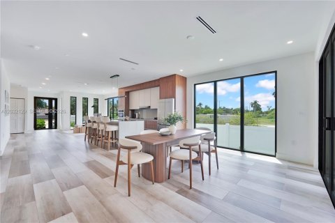 House in Hollywood, Florida 4 bedrooms, 188.59 sq.m. № 2189498 - photo 15