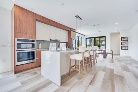 House in Hollywood, Florida 4 bedrooms, 188.59 sq.m. № 2189498 - photo 8