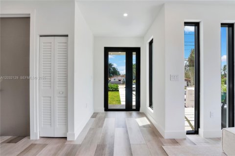 House in Hollywood, Florida 4 bedrooms, 188.59 sq.m. № 2189498 - photo 2