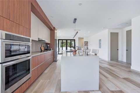 House in Hollywood, Florida 4 bedrooms, 188.59 sq.m. № 2189498 - photo 7
