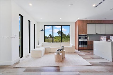 House in Hollywood, Florida 4 bedrooms, 188.59 sq.m. № 2189498 - photo 3
