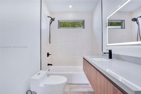 House in Hollywood, Florida 4 bedrooms, 188.59 sq.m. № 2189498 - photo 20