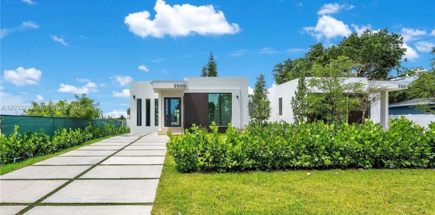 House in Hollywood, Florida 4 bedrooms, 188.59 sq.m. № 2189498