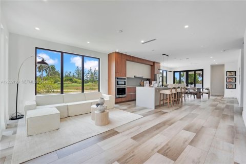 House in Hollywood, Florida 4 bedrooms, 188.59 sq.m. № 2189498 - photo 4
