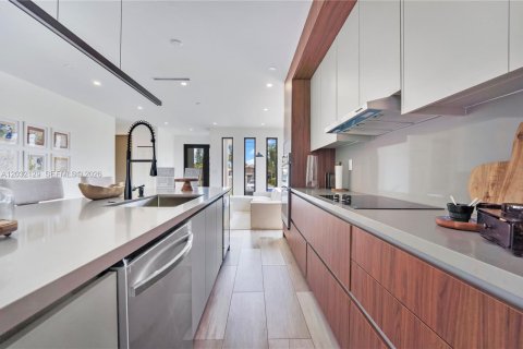 House in Hollywood, Florida 4 bedrooms, 188.59 sq.m. № 2189498 - photo 10