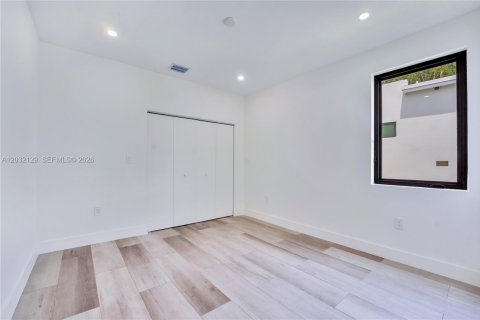 House in Hollywood, Florida 4 bedrooms, 188.59 sq.m. № 2189498 - photo 21