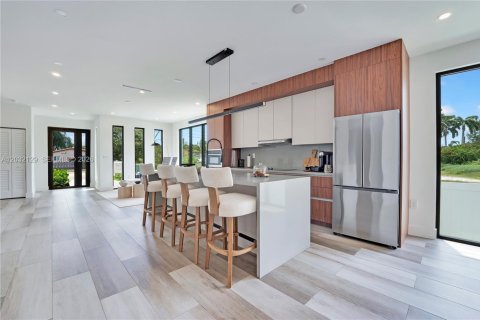 House in Hollywood, Florida 4 bedrooms, 188.59 sq.m. № 2189498 - photo 12