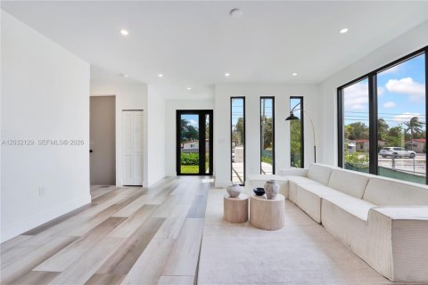 House in Hollywood, Florida 4 bedrooms, 188.59 sq.m. № 2189498 - photo 6
