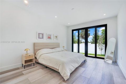 House in Hollywood, Florida 4 bedrooms, 188.59 sq.m. № 2189498 - photo 22