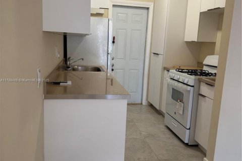 Condo in North Miami Beach, Florida, 2 bedrooms  № 1735750 - photo 9