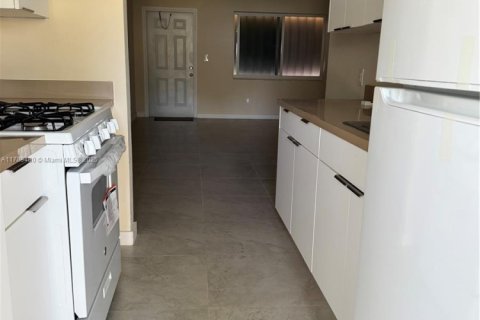 Condo in North Miami Beach, Florida, 2 bedrooms  № 1735750 - photo 2