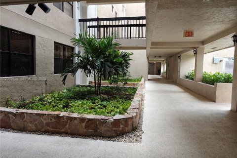Condo in Miami, Florida, 2 bedrooms  № 2168297 - photo 15