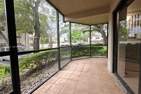 Condo in Miami, Florida, 2 bedrooms  № 2168297 - photo 10