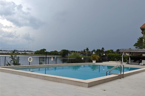 Condo in Miami, Florida, 2 bedrooms  № 2168297 - photo 12