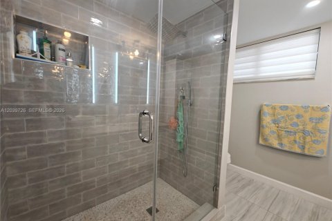 Condo in Miami, Florida, 2 bedrooms  № 2168297 - photo 2