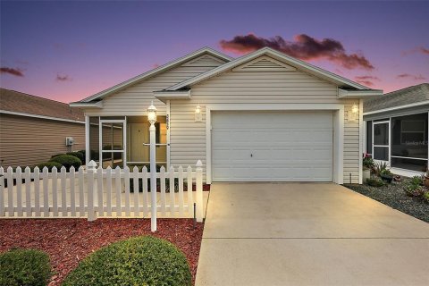 House in The Villages, Florida 2 bedrooms, 107.4 sq.m. № 2203958