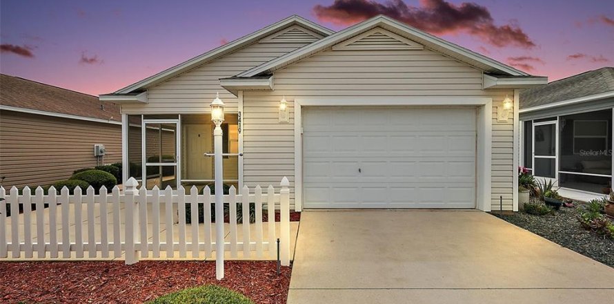 House in The Villages, Florida 2 bedrooms, 107.4 sq.m. № 2203958