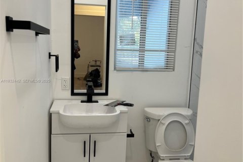 Propiedad comercial en venta en Miami, Florida, 135.64 m2 № 1992020 - foto 3