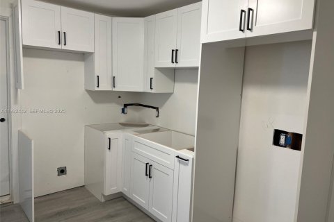 Commercial property in Miami, Florida 135.64 sq.m. № 1992020 - photo 15