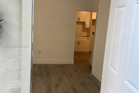 Propiedad comercial en venta en Miami, Florida, 135.64 m2 № 1992020 - foto 5