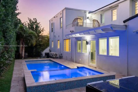 Casa en venta en Hollywood, Florida, 6 dormitorios, 261.43 m2 № 1951394 - foto 3