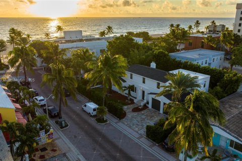 Casa en venta en Hollywood, Florida, 6 dormitorios, 261.43 m2 № 1951394 - foto 1