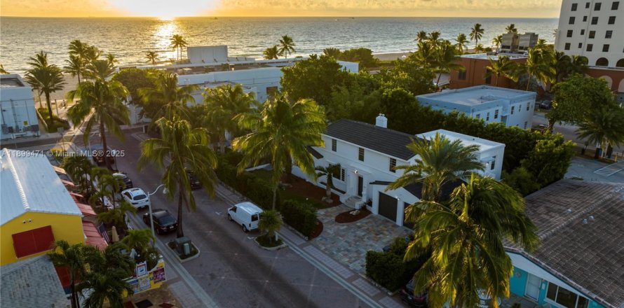 Casa en Hollywood, Florida 6 dormitorios, 261.43 m2 № 1951394