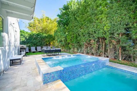 Casa en venta en Hollywood, Florida, 6 dormitorios, 261.43 m2 № 1951394 - foto 28