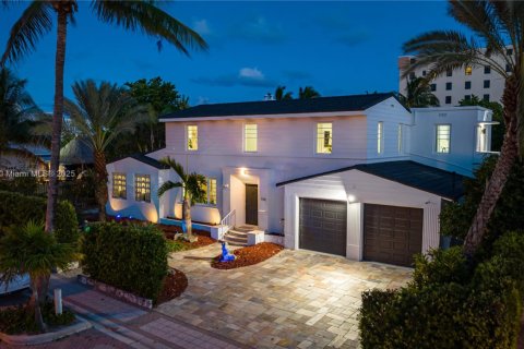 Casa en venta en Hollywood, Florida, 6 dormitorios, 261.43 m2 № 1951394 - foto 2