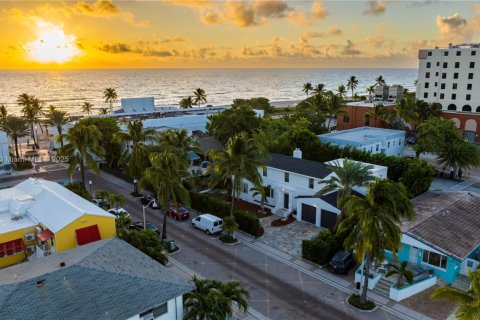 Casa en venta en Hollywood, Florida, 6 dormitorios, 261.43 m2 № 1951394 - foto 4