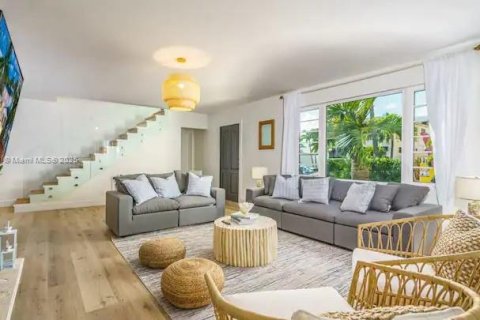 Casa en venta en Hollywood, Florida, 6 dormitorios, 261.43 m2 № 1951394 - foto 6