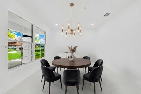 Villa ou maison à vendre à Miami, Floride: 5 chambres, 289.48 m2 № 2265204 - photo 19