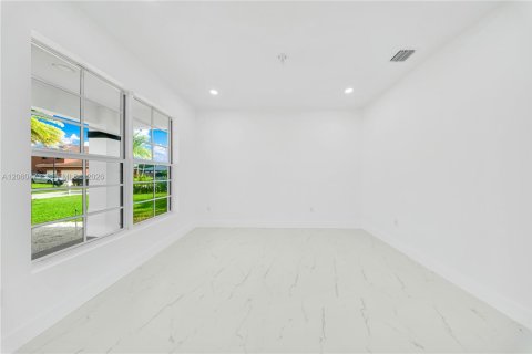 Villa ou maison à vendre à Miami, Floride: 5 chambres, 289.48 m2 № 2265204 - photo 20
