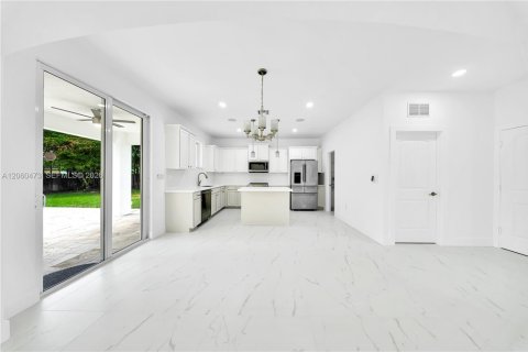 Villa ou maison à vendre à Miami, Floride: 5 chambres, 289.48 m2 № 2265204 - photo 8