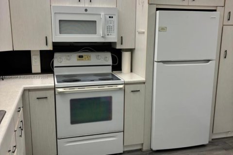 Condo in Coconut Creek, Florida, 2 bedrooms  № 1946496 - photo 8