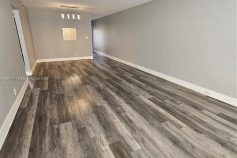 Condo in Coconut Creek, Florida, 2 bedrooms  № 1946496 - photo 1