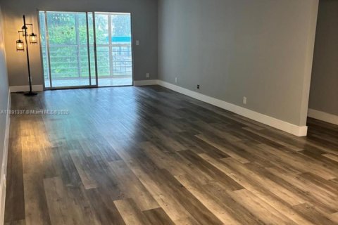 Condo in Coconut Creek, Florida, 2 bedrooms  № 1946496 - photo 2